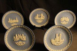 lot 406 image: Five Wedgewood Annual Christmas Plates1974,1975, 1976 (2),  and 1977