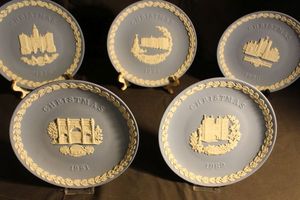 lot 407 image: Five Wedgewood Annual Christmas Plates 1978. 1979, 1980, 1981. and 1982