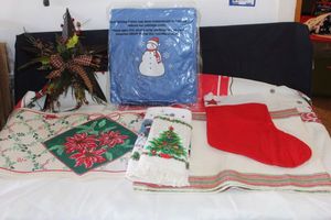 lot 609 image: Christmas Table Linens, Pillow and Star