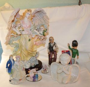 lot 458 image: Angels, Barron Glass Kitten playing with Balls, Kitten in Mug, Vintage couple and bobble head