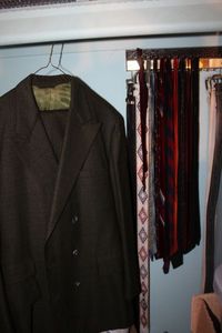 lot 473 image: Mens suit and Ties