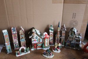 lot 583 image: Christmas Village Pieces