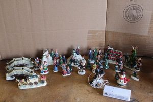 lot 585 image: Christmas Village Pieces