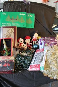 lot 586 image: Christmas Items