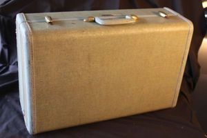lot 588 image: Vintage Samsonite Suitcase
