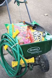 lot 595 image: Gardening Items