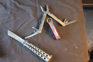 lot 600 image: Knives