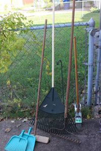 lot 611 image: Yard tools