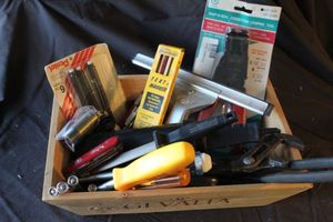 lot 620 image: Variety of Fix it items
