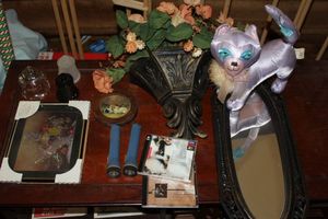 lot 636 image: Variety of Home Decor