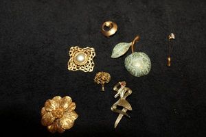lot 366 image: Jewelry Womens Fashion Pins&nbsp
