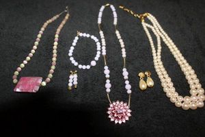 lot 384 image: JewelryVintage Beaded Necklaces and Earrings