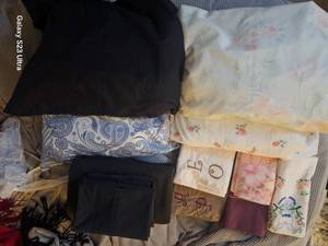 lot 649 image: Full size Sheets, 4 Sets, Black set contains 2 Pillow Cases, other Sets Contain 1 Pillow Case. Freshly washed No obvious rips or Stains