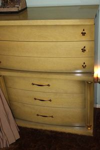 lot 651 image: Dresser by Bassett Furniture 32x16x42