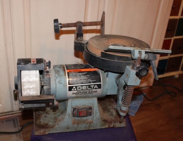 lot 5 image: Delta Grindersharpener