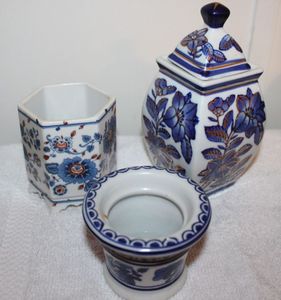 lot 34 image: Vintage 1979 Estee Lauder Porcelain Floral VaseVanity Accessory, Blue and White Small Vase and Blue and White with Gold Accent Lidded Jar