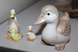 lot 35 image: Vintage Homco Duck Duckling, Hagen Reaker Miniature Made in America Duck Papa Retired,  and Ceramic Duck with Duckling