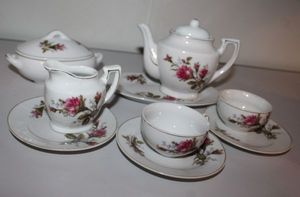 lot 37 image: Vintage Tea Set
