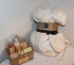 lot 78 image: Sweet Peony Bath Set and Micromini Throw