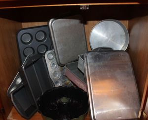 lot 79 image: Large Selection of Bakeware
