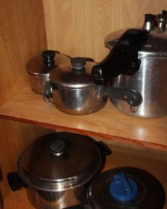 lot 81 image: Cookware and Pressure Cooker