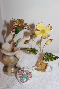 lot 106 image: Metal Flowers, Marble Vase and ore