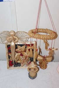 lot 111 image: Straw dcor Items