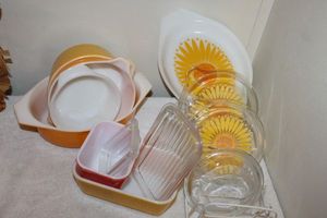 lot 27 image: Vintage Pyrex Daisy  Covered  Casserole Dishes  and Square Covered Pyrex Dishes