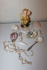 lot 115 image: Vintage Shell Themed Dcor Items