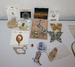lot 124 image: Vintage Brooches