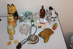lot 194 image: Animal Themed Decor