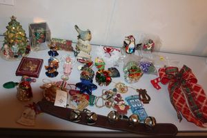 lot 203 image: Christmas Deco