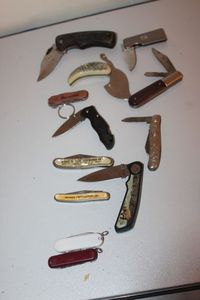 lot 210 image: Pocket Knives