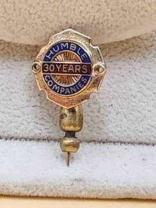 lot 4 image: 14-kt gold Humble Companies - 30 year award pinback