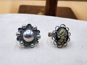 lot 18 image: Vintage rings