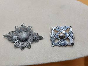 lot 32 image: Vintage broaches - told they are .925 silver but not tested