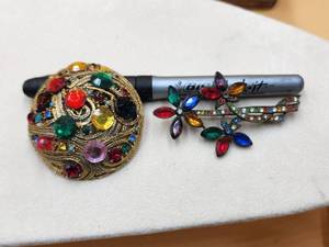 lot 39 image: Vintage colorful broaches