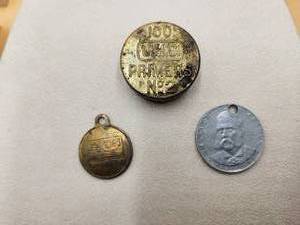 lot 46 image: Selection of vintage collectibles - Exxon Travel Club pendant, President pendant and U.M.C. primers tin