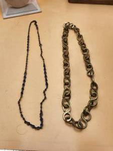 lot 60 image: Selection of 2 vintage necklaces