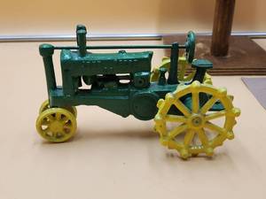 lot 9 image: Vintage John Deere cast iron tractor