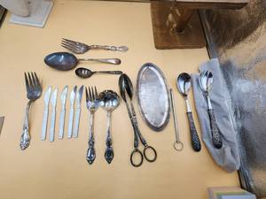 lot 69 image: Selection of Silverware - Reed & Barton, Rogers, J.L - some silver plated