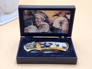 lot 71 image: Collectible knife in case