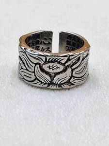 lot 96 image: Silver Ring - jewelry