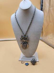 lot 185 image: Selection of vintage jewelry - owl necklace marked ALAN - jewelry
