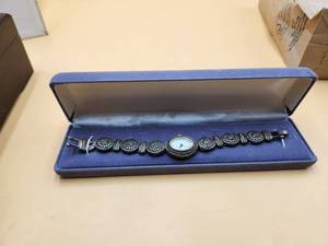 lot 237 image: Vintage Geneva ladies watch