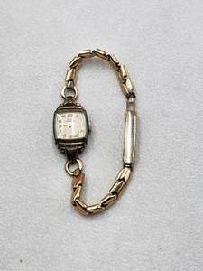 lot 233 image: Vintage Ladies Elgin Deluxe watch