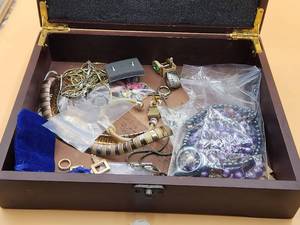 lot 215 image: Selection of jewelry in wood hinged box