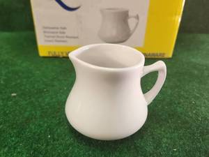 lot 30 image: Box of 4.5 oz creamers - 12