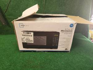 lot 76 image: Microwave