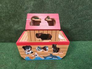 lot 104 image: Melissa & Doug Noahs Ark shape forter